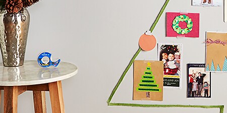 Dekoracje bożonarodzeniowe przymocowane do ściany przy użyciu Taśmy Scotch® Wall-Safe
