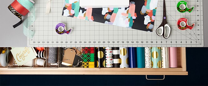 Różne produkty Scotch™ na biurku, gotowe do stworzenia projektu rękodzielniczego
